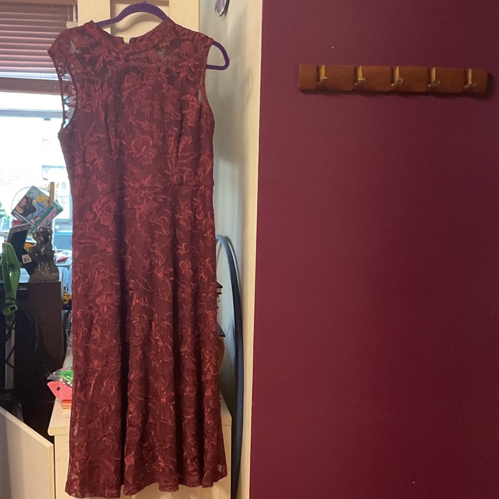 Chic Lace Midi Dress - Burgundy